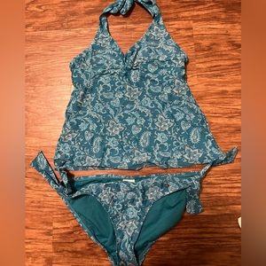 Teal/blue tankini with paisley type design. Never worn.
Top S, bottoms M